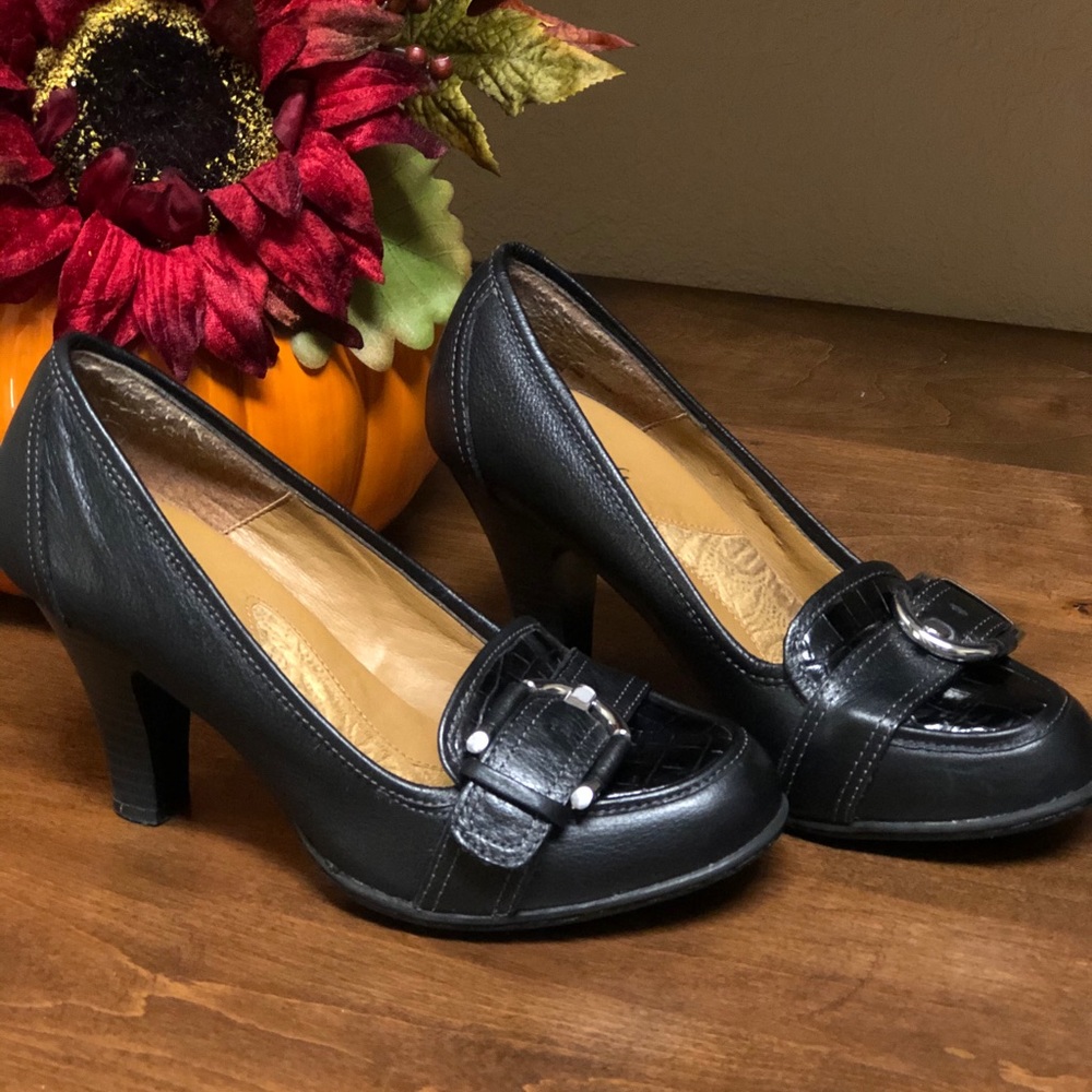 Shoes - Picture 2 of 8